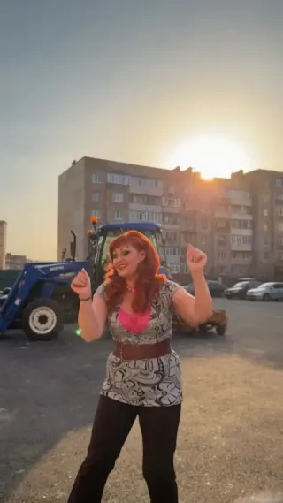 Ты танцуешь, а друг врывается в кадр